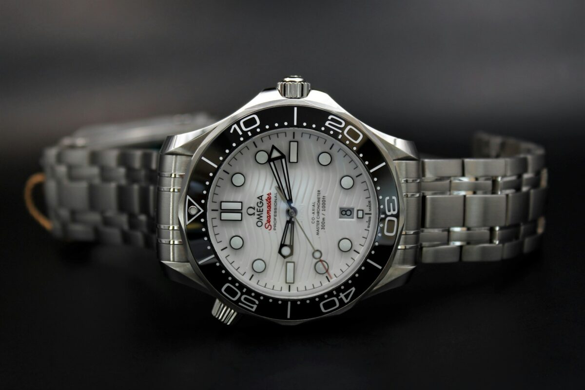 Omega Seamaster 007 James Bond Special Edition Review: Classic Style Meets Replica Excellence